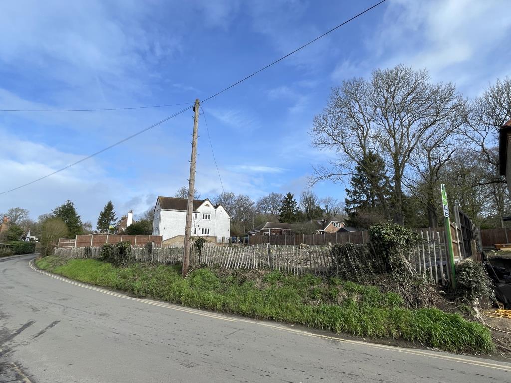 Lot: 101 - EXCELLENT SITE WITH PLANNING IN VILLAGE LOCATION - 